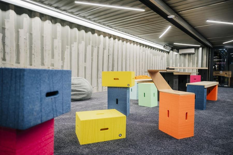 Kreativfläche mit bunten, frei kombinierbaren Sitzmöbeln.