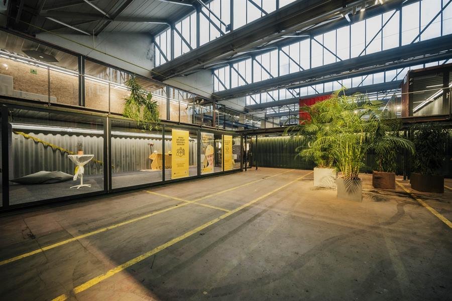 Weite Hallenfläche mit Tageslicht – Platz für Teamtische und offene Arbeitsbereiche.
